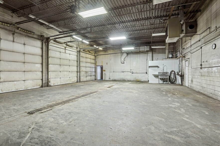 More Photos Of 1010 N Ashland Ave, Green Bay Flex For Sale