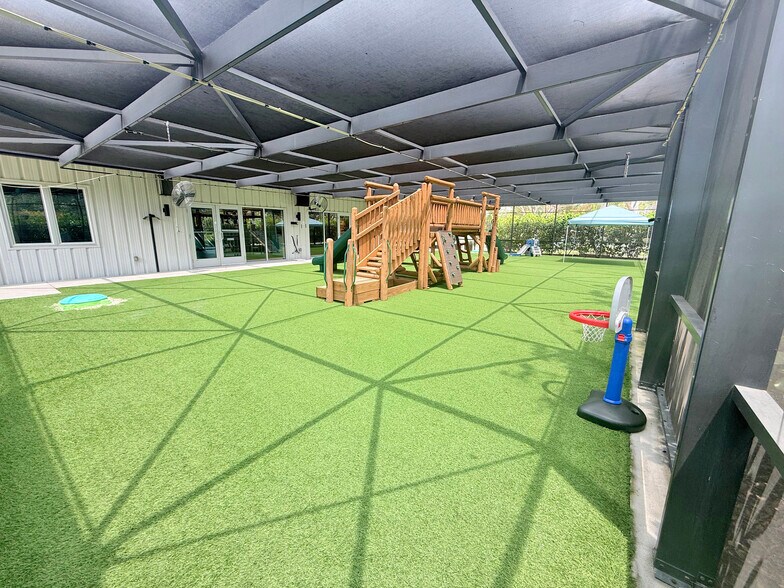 More Photos Of 6051 Bayshore Dr, Naples Daycare Center For Sale