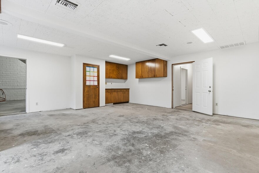 More Photos Of 9550 Main St, Penngrove Showroom For Lease