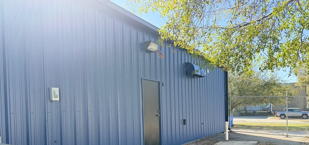 More Photos Of 1316 S 5th Ave, Wilmington Service For Lease