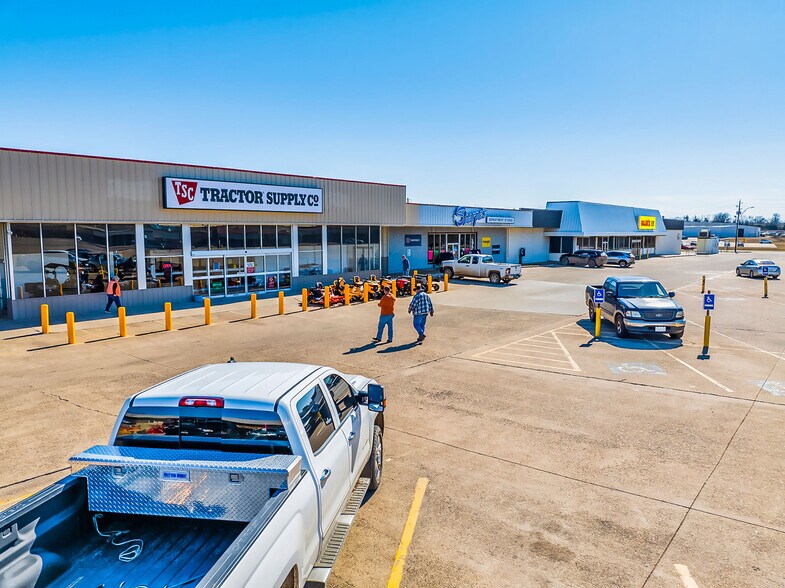 More Photos Of 1601-1623 E Jackson St, Hugo General Retail For Sale