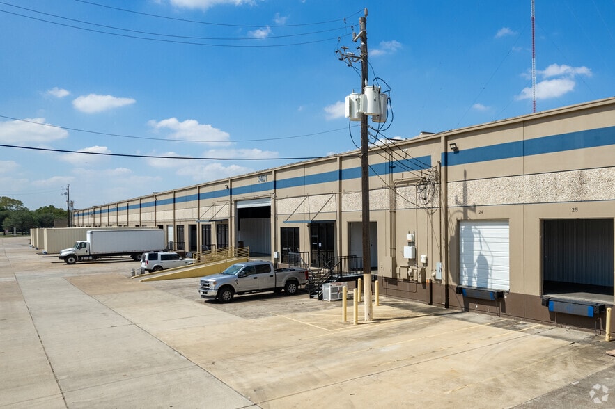 More Photos Of 3401 Navigation Blvd, Houston Distribution For Lease
