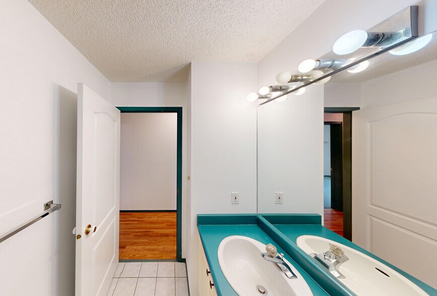 More Photos Of 10941 81 Av NW, Edmonton Dormitory For Sale