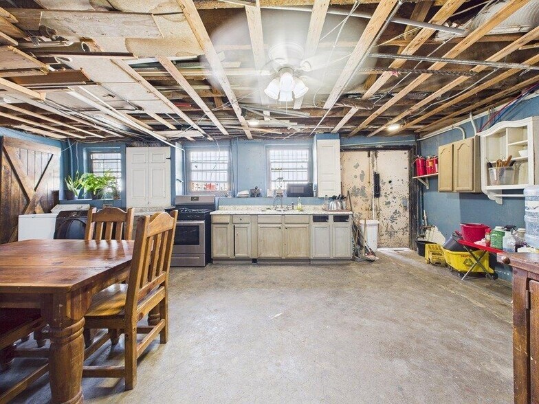 More Photos Of 236 S Oak St, Pecos Storefront For Sale