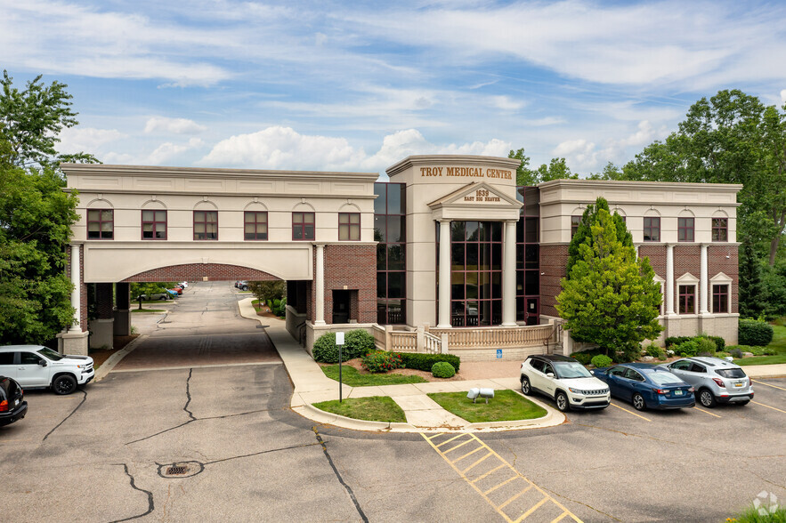 Primary Photo Of 1639 E Big Beaver Rd, Troy Medical For Lease