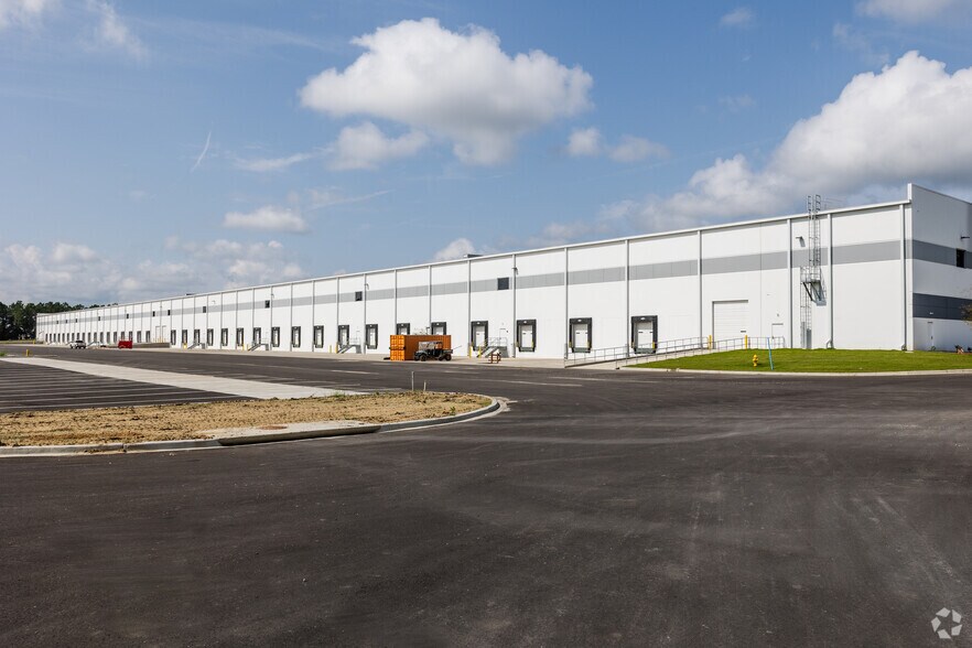 More Photos Of 562 Omni Industrial Blvd, Summerville Unknown For Lease