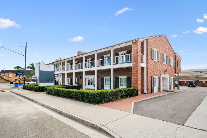 More Photos Of 1350 Pacific Coast Hwy, Seal Beach Freestanding For Lease