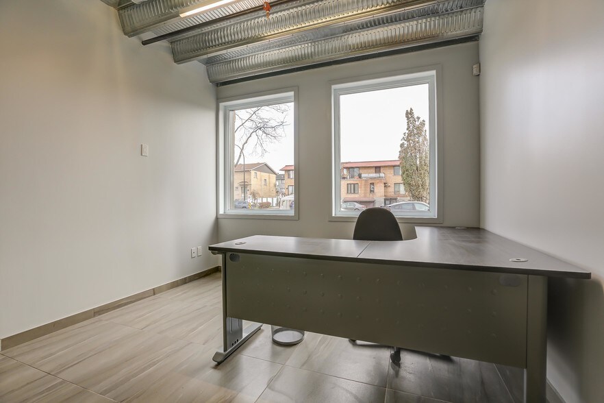 More Photos Of 4463 Boul des Grandes-Prairies, Montréal Warehouse For Sale