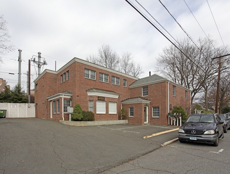 Primary Photo Of 27 Pine St, New Canaan Coworking Space