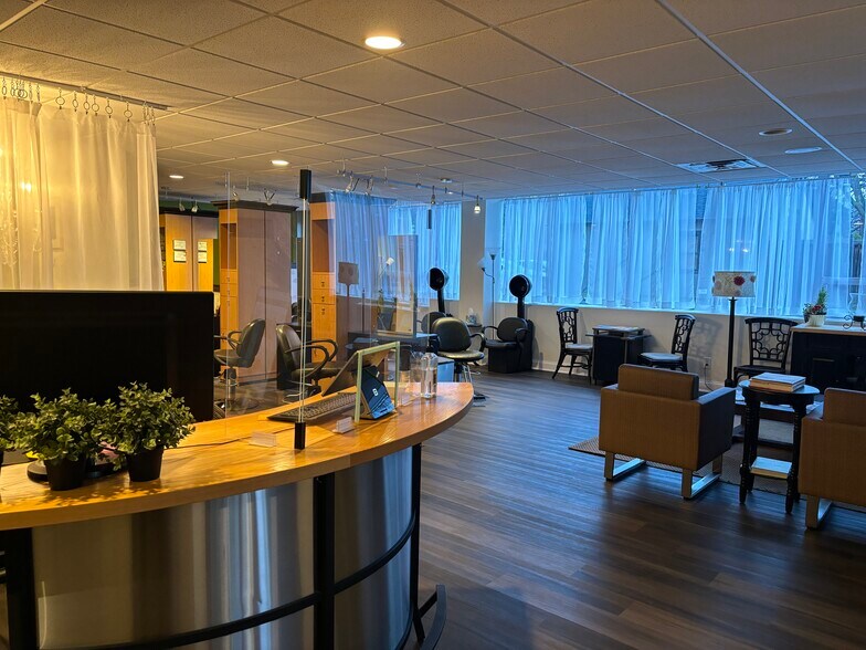 More Photos Of 2 E Gregory Blvd, Kansas City Office For Lease