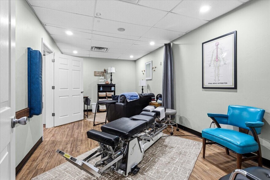 More Photos Of 15043 Main St, Alachua Showroom For Sale