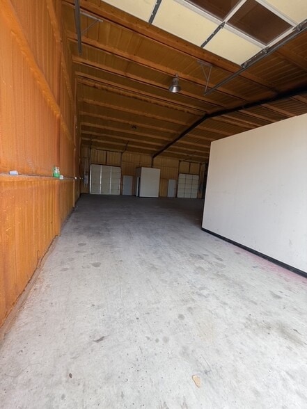 More Photos Of 5823 Acton Cir, Granbury Warehouse For Lease