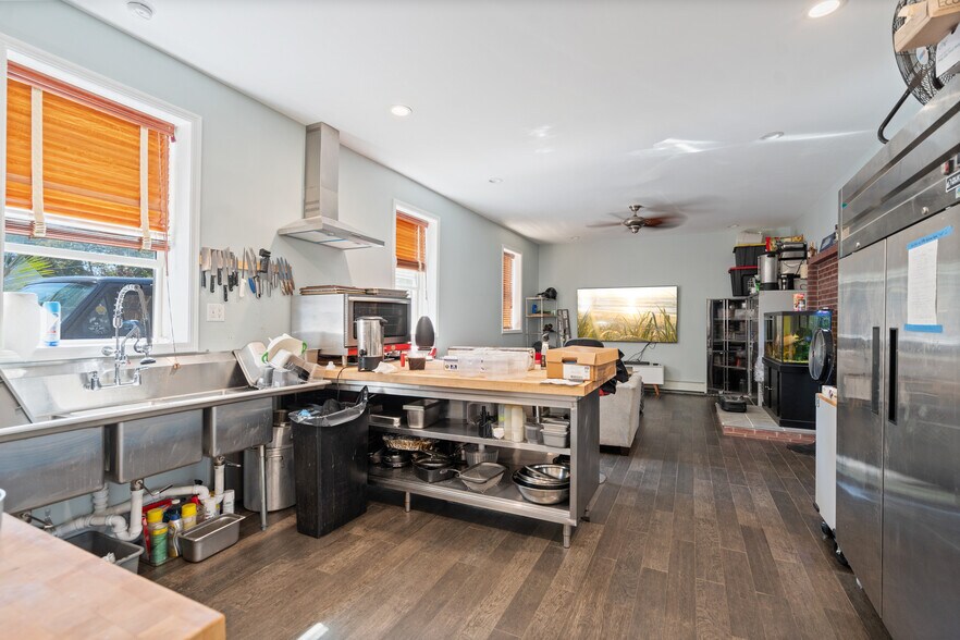 More Photos Of 20 Ackerson St, Bay Shore Freestanding For Sale