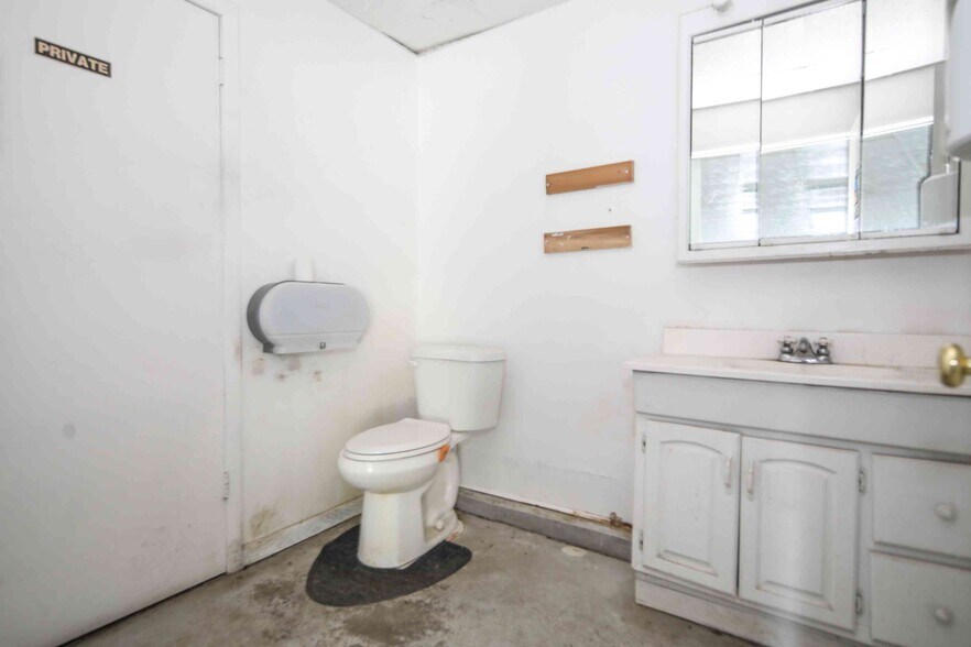 More Photos Of 62240 Bailey Rd, Barnesville Warehouse For Lease