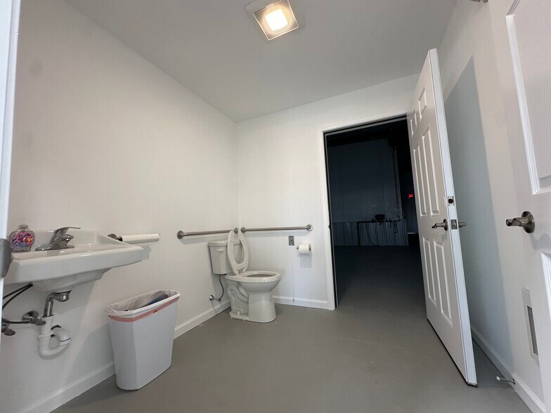 More Photos Of 238 Norwich Rd, Plainfield Industrial For Sale