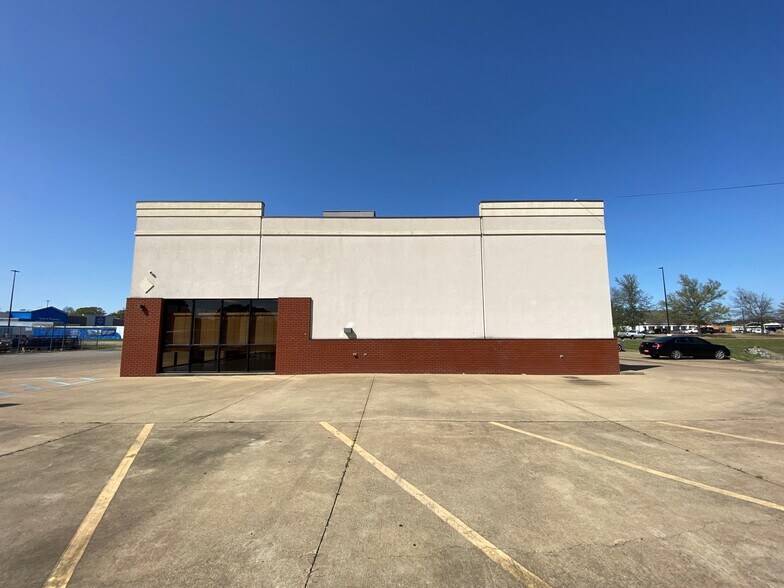 More Photos Of 213 Walmart Cir, Booneville Storefront Retail Office For Lease