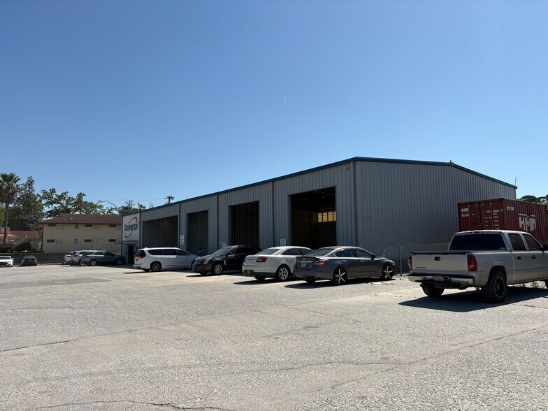 More Photos Of 17 Main St, Savannah Distribution For Lease