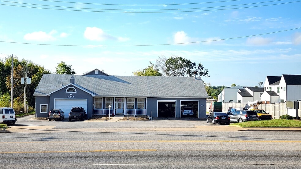Primary Photo Of 3010 W Walnut St, Rogers Auto Repair For Sale