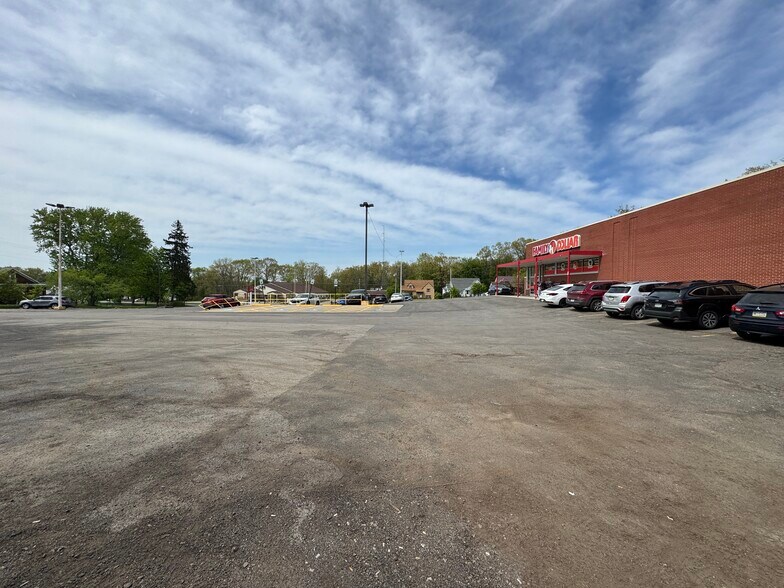 More Photos Of 809-811 Grandview Rd, Oil City Freestanding For Lease