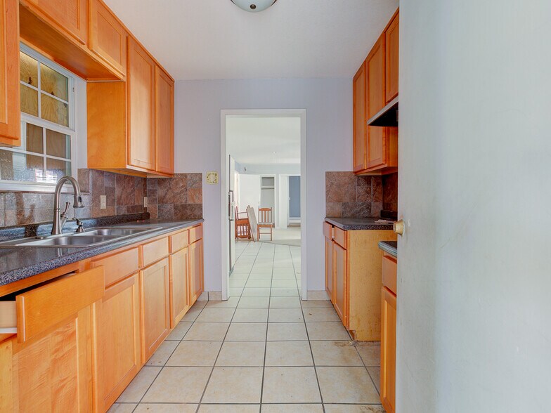 More Photos Of 2627 Manor Rd, Austin Hotel For Sale