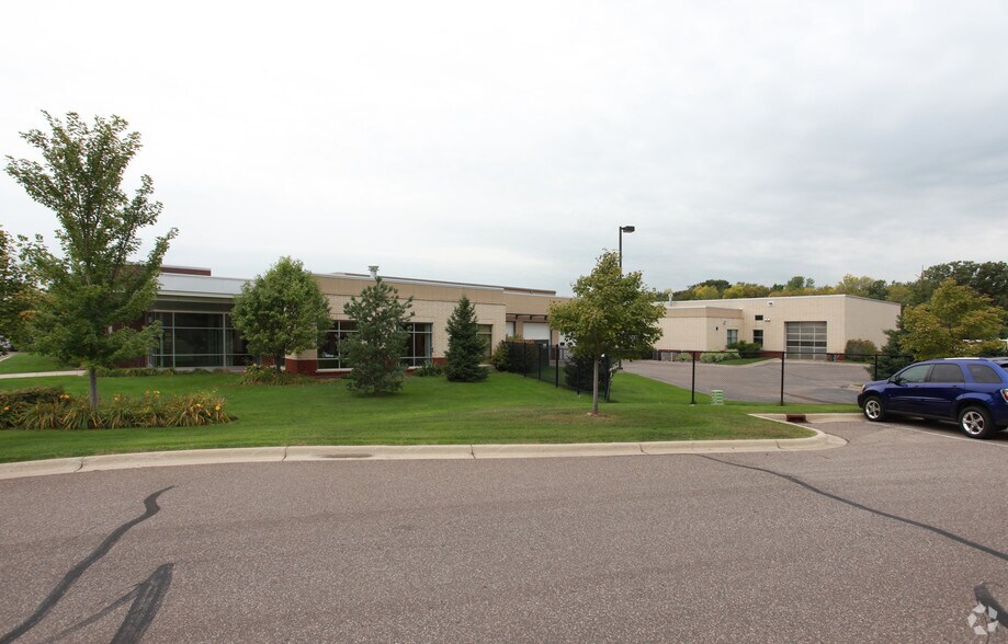 More Photos Of 11180 86th Ave N, Osseo Flex For Lease