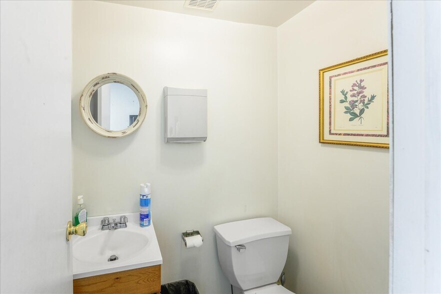 More Photos Of 139 N Ocean Ave, Patchogue Office Residential For Lease