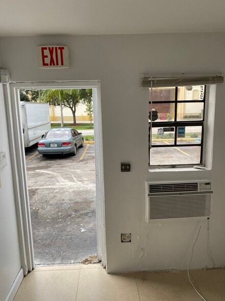 More Photos Of 500 N Dixie Hwy, Hollywood Warehouse For Lease