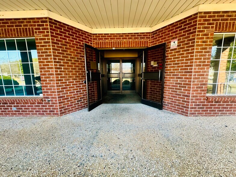 More Photos Of 314 E Main St, Rockwell Medical For Lease