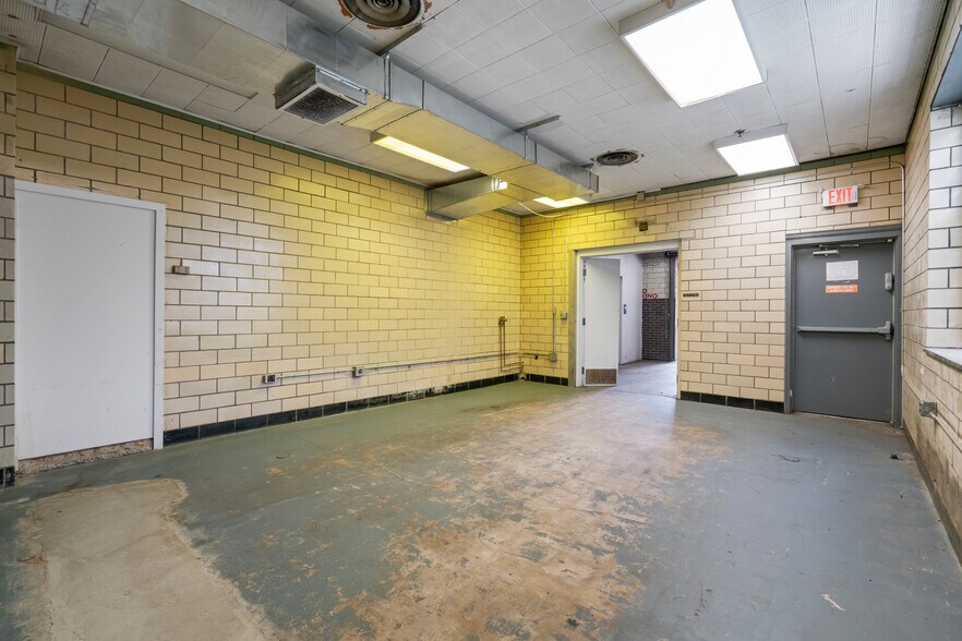 More Photos Of 1825 Boulevard of the Allies, Pittsburgh Showroom For Lease