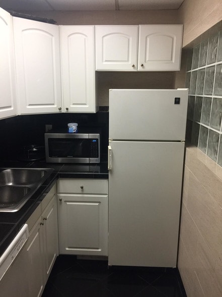 More Photos Of 2455 Hollywood Blvd, Hollywood Office For Lease