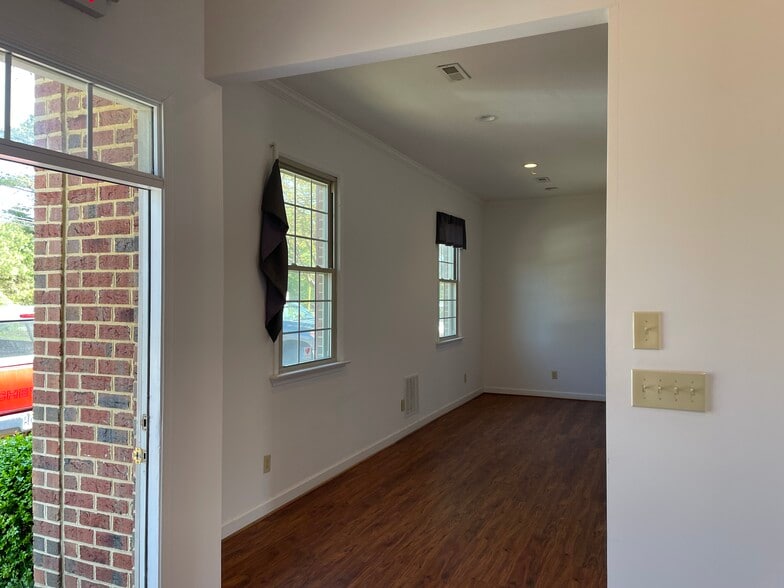 More Photos Of 8979 Pocahontas Trl, Williamsburg Light Distribution For Lease