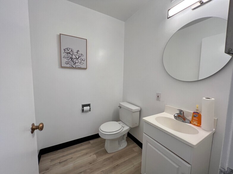 More Photos Of 5721 Cahuenga Blvd, North Hollywood Warehouse For Sale