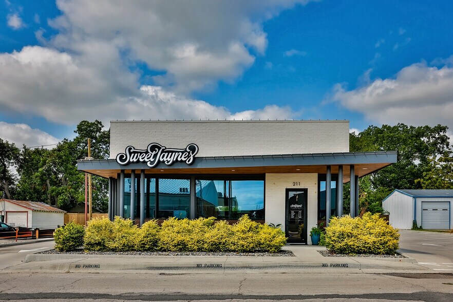 Primary Photo Of 211 N Weaver St, Gainesville Restaurant For Sale