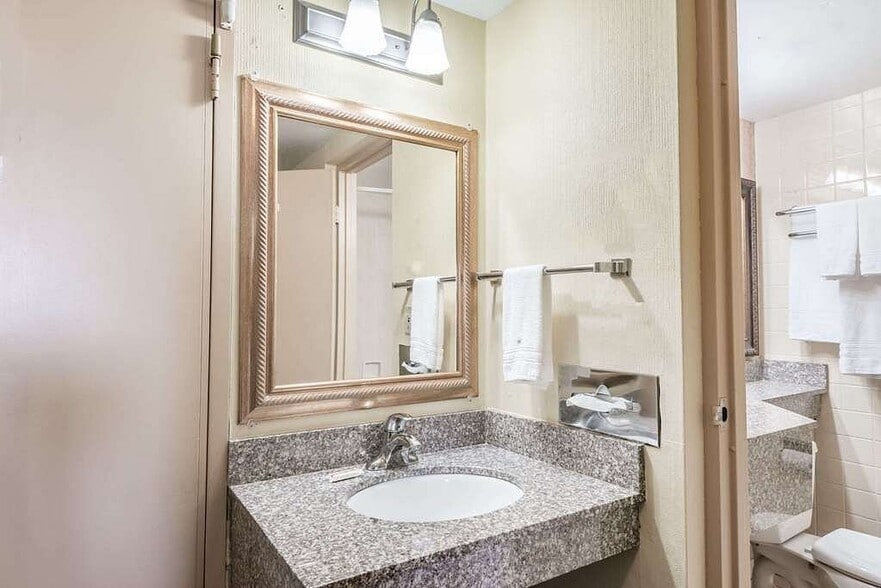 More Photos Of 1300 Youngstown Warren Rd, Niles Hotel For Sale