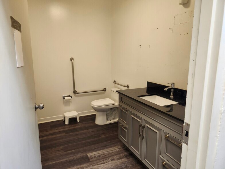 More Photos Of 4365 Queen St, Niagara Falls Storefront Retail Office For Lease