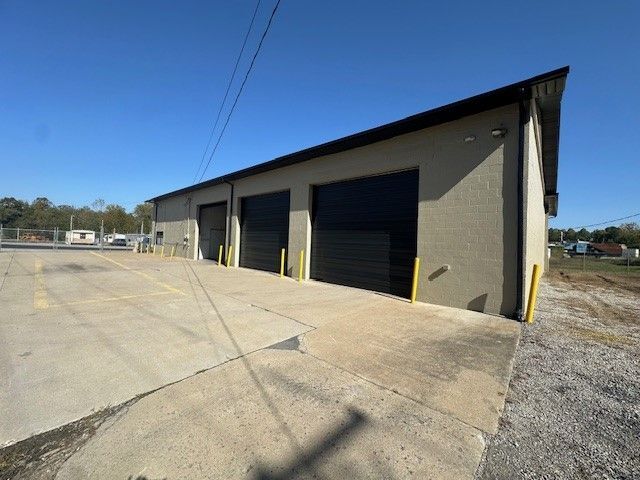 More Photos Of 238 Globe St, Radcliff Distribution For Lease