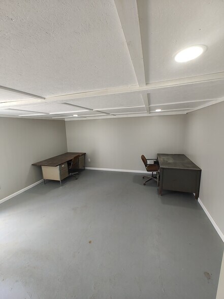 More Photos Of 24380 Hollywood Rd, Hollywood Flex For Lease