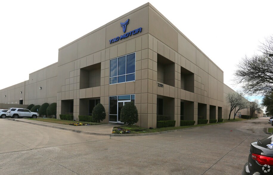 More Photos Of 2201 Luna Rd, Carrollton Warehouse For Lease