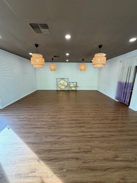 More Photos Of 640 Vernon St, Roseville Freestanding For Lease
