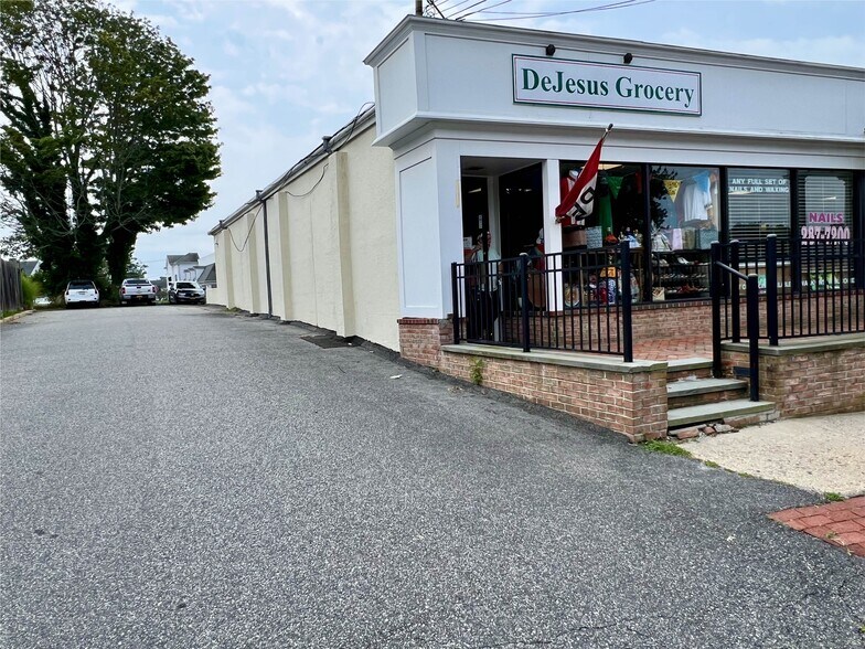 More Photos Of 26-28 Jagger Ln, Southampton Freestanding For Sale