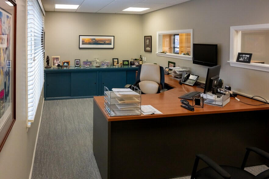 More Photos Of 1908 Grand Ave, West Des Moines Office For Lease
