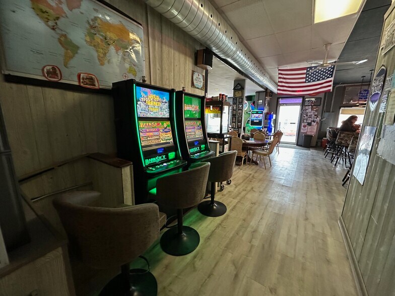 More Photos Of 17740 N 2nd St, Davey Bar For Sale