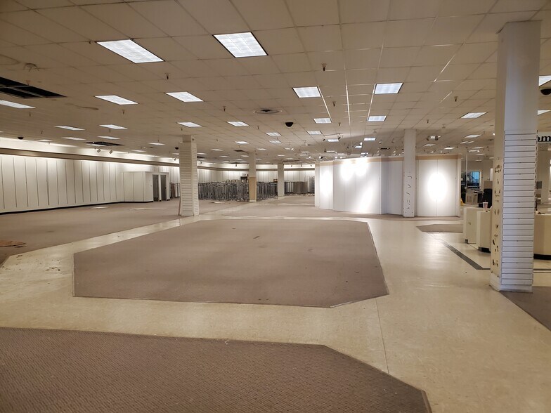 More Photos Of 40 Batavia City Ctr, Batavia Storefront For Lease