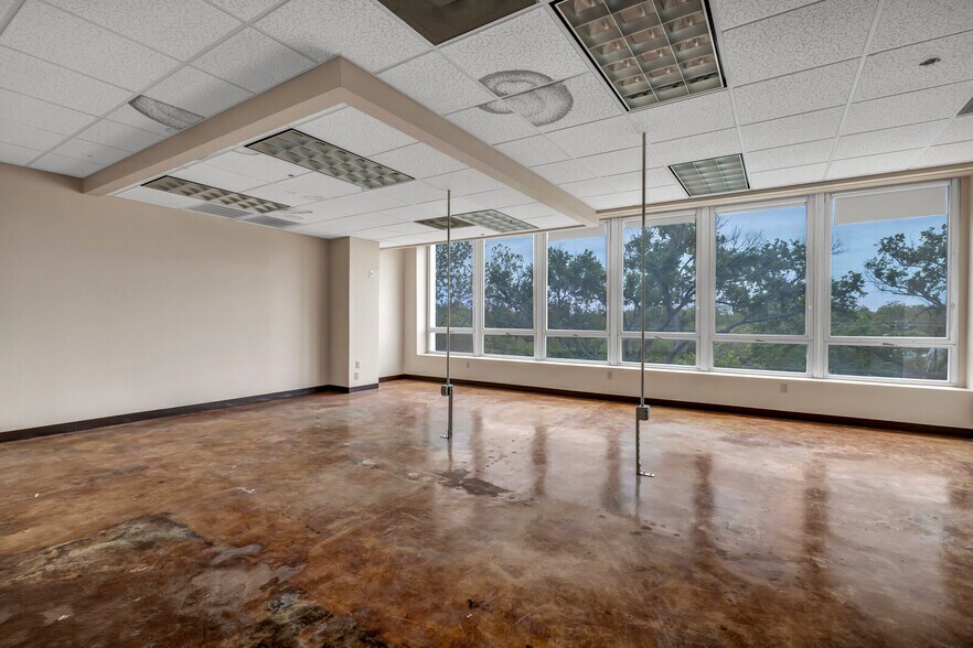 More Photos Of 205 E University Ave, Georgetown Office For Sale