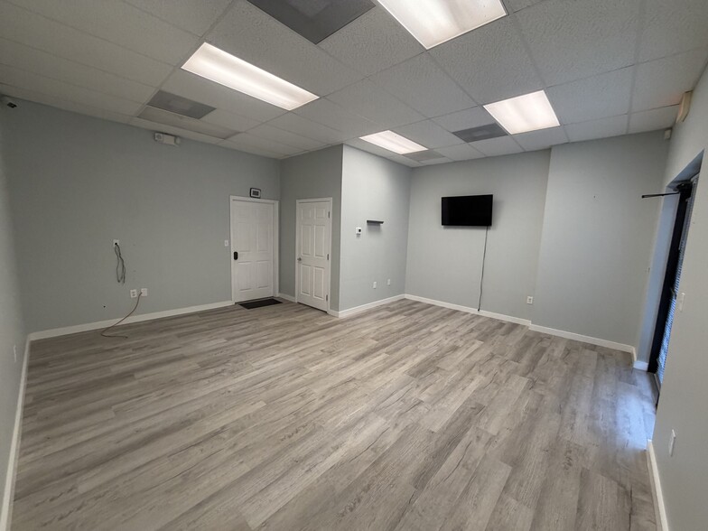 More Photos Of 7203-7217 21st St E, Sarasota Warehouse For Lease