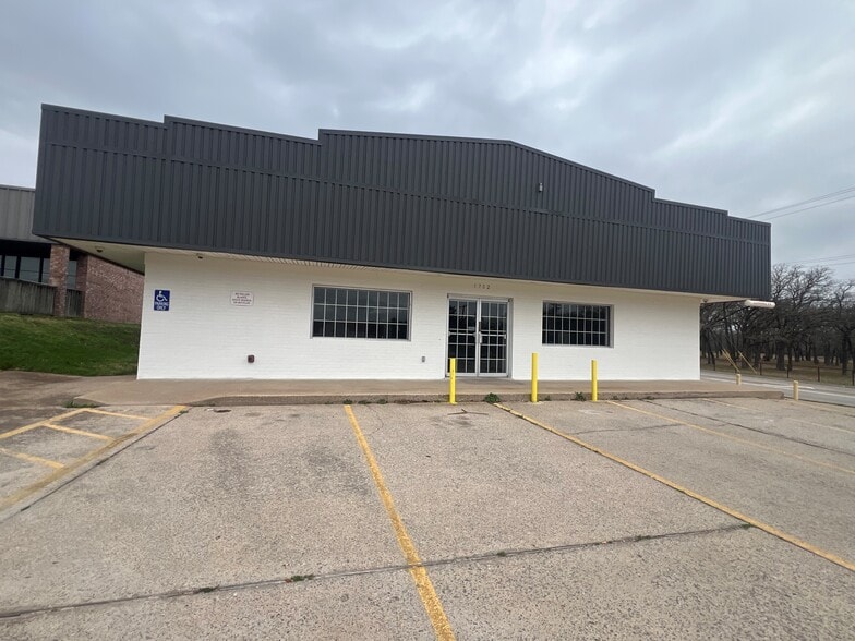 More Photos Of 1702 Santa Fe Dr, Weatherford Flex For Lease