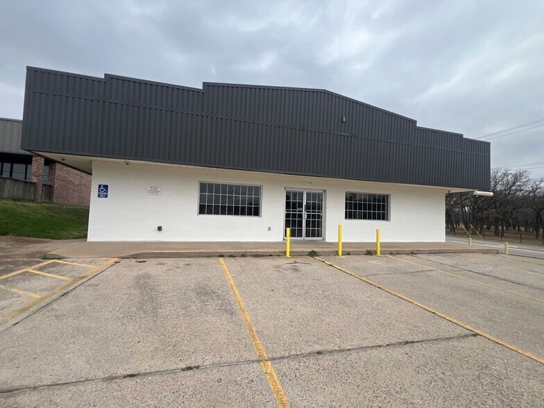 More Photos Of 1702 Santa Fe Dr, Weatherford Flex For Lease