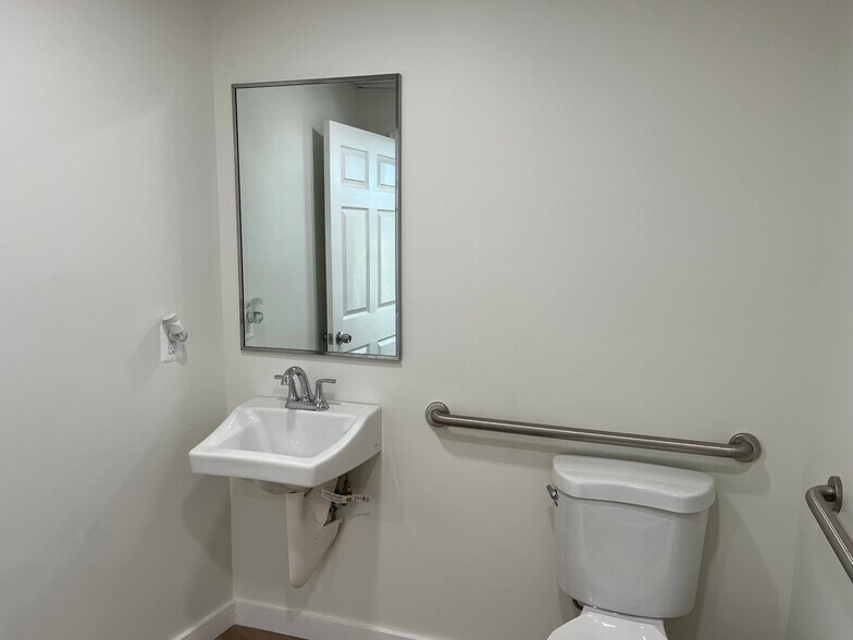 More Photos Of 5 Barney Cir SE, Washington Medical For Lease