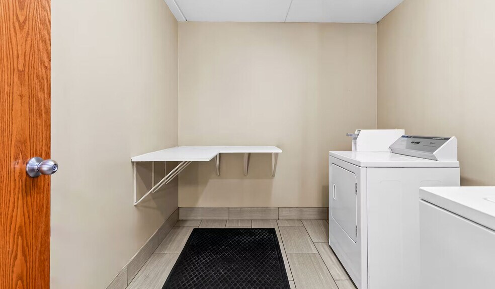 More Photos Of 910 S Sylvania Ave, Sturtevant Hotel For Sale