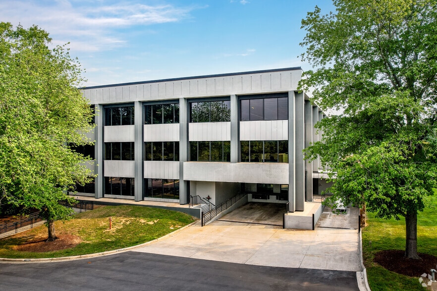 More Photos Of 401 McCullough Dr, Charlotte Office For Sale